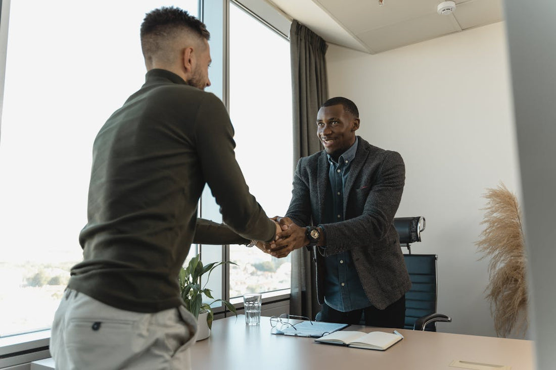 Emotionally intelligent leader connecting with team